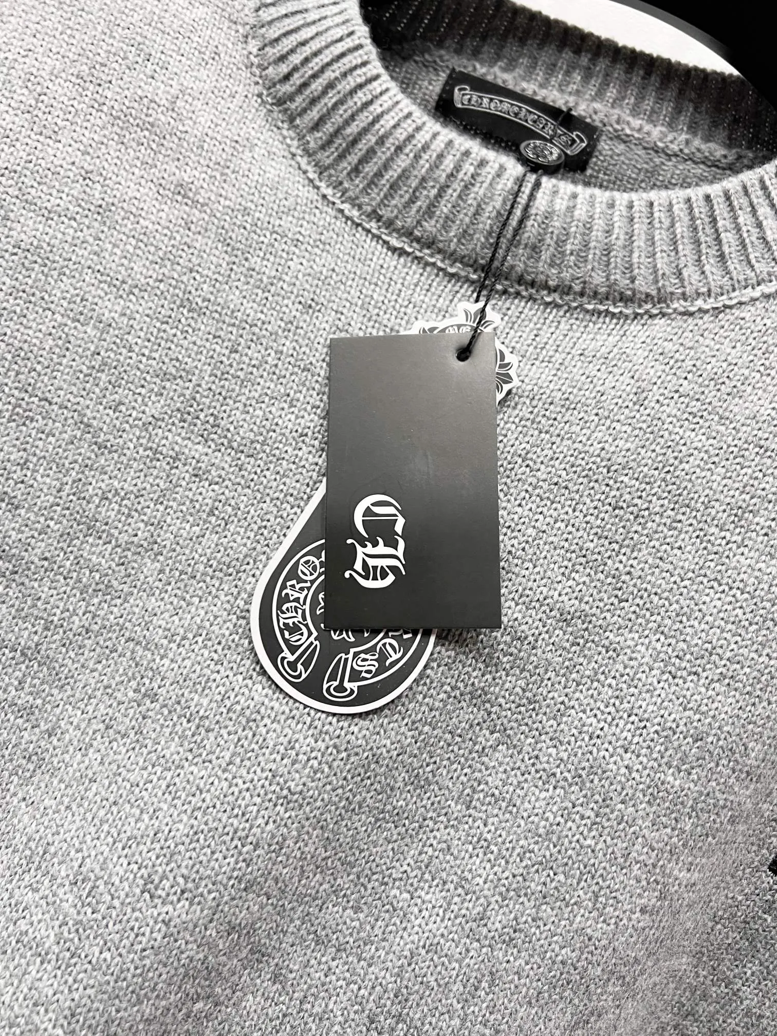 P240 High quality, model number: (Q061) Chrome Hearts CH Chrome Hearts patchwork cross hole knitted sweater pullover. It’s a very eye-catching style. It’s the same style for men and women. It’s black and white. It looks great in real life. It looks great in daily wear. It’s even better in photos. It’s hard not to buy it. Buy it for me!!! Believe me, no one can refuse such a long Chrome Hearts jacket. It has an expanded version based on the old version. The upper body is loose and stylish. Casual design with an expanded hem. Fat people are extremely slim. Thin people have a limited height. Ten thousand yuan ZP printing. 1:1 perfect restoration. Looks good when worn alone. Can be easily controlled by both men and women. If you care more about quality, you must also respect the price. It is completely different from the thin transparent bottoms on the market that pill when worn. If the style makes you shine at a glance, then quality is what you should pay more attention to. We focus on quality rather than price. Customers who have received my products all know it. ️️️ Sweaters on the market are generally made of bract core yarn. We use modal. The advantages over core-spun yarn are very intuitive: high cost, high price, high density, relatively expensive for developers, and let us make a lot less money. In addition, it is delicate, has no scum on the upper body, resists pilling, and is high-end. We are conscientious sellers and do not use core-spun yarn. Apart from being cheap, core-spun yarn is really useless. It shrinks, pills, hooks, and makes people pierced. He is proficient in everything. It is 2024. Who doesn’t want to look decent when they go out? Quality determines the upper body effect. No matter how bad the quality, the best style is still the temperament of the urban-rural fringe. We only do long-term business. Quality determines character. Take it back and wear it with confidence and wash it. The quality of the pattern will definitely make your eyes shine. We only make the right version of high quality. We make high-end hard goods. Reject junk goods and reject fast food. Conscientious quality and conscientious price. You deserve it!  Color: Black White Gray Red Size: S M L